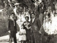 Familia Vilca Otárola bajo el molle